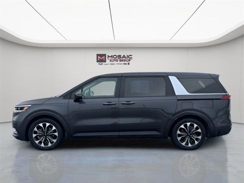 Used 2024 Kia Carnival EX image 4