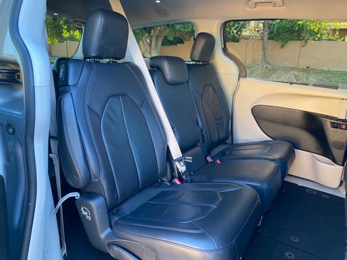 Used 2017 Chrysler Pacifica Touring-L image 38