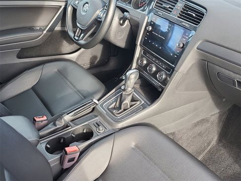 Used 2018 Volkswagen Golf SE image 19