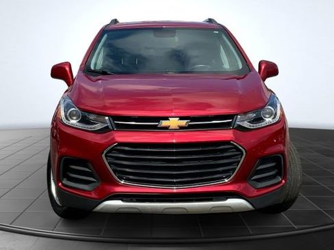 Used 2019 Chevrolet Trax LT w/ LT Convenience Package FWD image 3