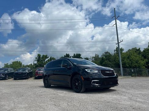 Used 2024 Chrysler Pacifica Touring-L FWD image 5