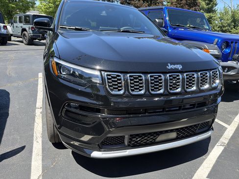 Used 2025 Jeep Compass Limited w/ Elite Group AWD/4WD image 2