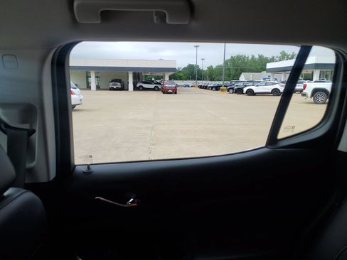 Used 2023 GMC Acadia SLT FWD image 12
