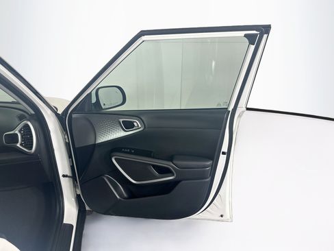 Used 2025 Kia Soul LX w/ LX Technology Package FWD image 31