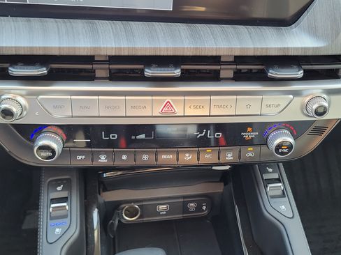 Used 2024 Kia Telluride EX w/ EX Captain's Chair Package FWD image 36