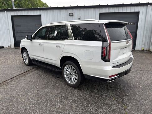 Used 2024 Cadillac Escalade Luxury RWD image 3