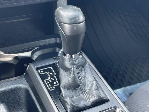 Used 2017 Toyota Tacoma TRD Off-Road AWD/4WD image 27