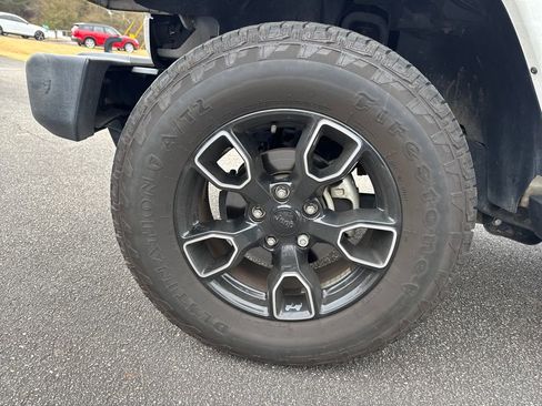 Used 2018 Jeep Wrangler Unlimited Sahara image 32