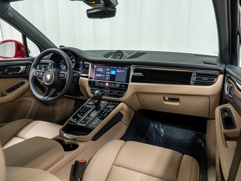 Used 2025 Porsche Macan image 17