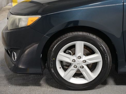 Used 2014 Toyota Camry SE FWD image 4