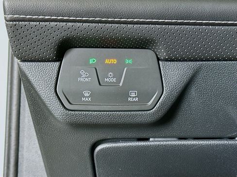 Used 2025 Volkswagen Atlas SE image 17