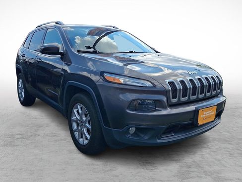 Used 2018 Jeep Cherokee Latitude Plus w/ Comfort/Convenience Group AWD/4WD image 3