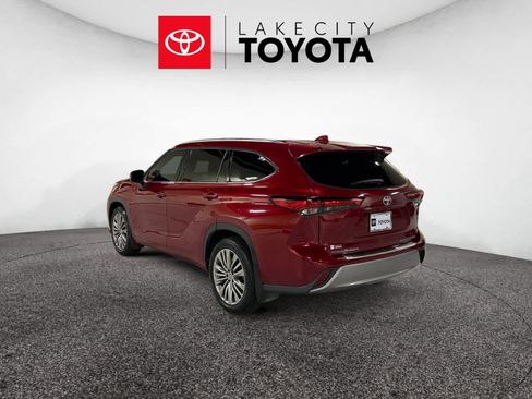 Used 2022 Toyota Highlander Platinum image 4