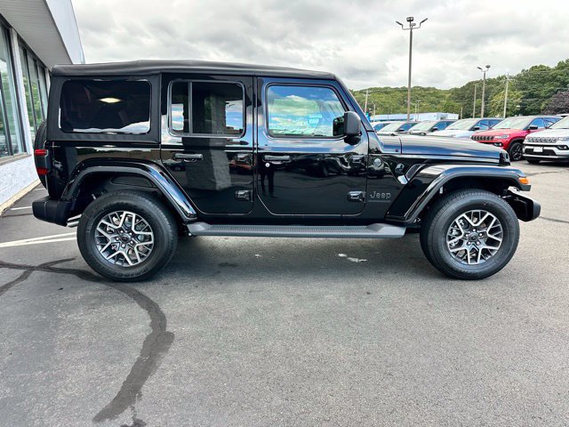 Used 2025 Jeep Wrangler Unlimited Sahara AWD/4WD image 4