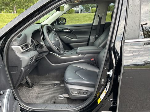 Used 2023 Toyota Highlander XLE FWD image 16
