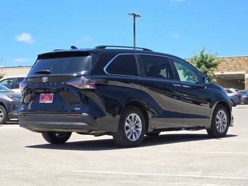 Certified 2026 Toyota Sienna XLE FWD image 5