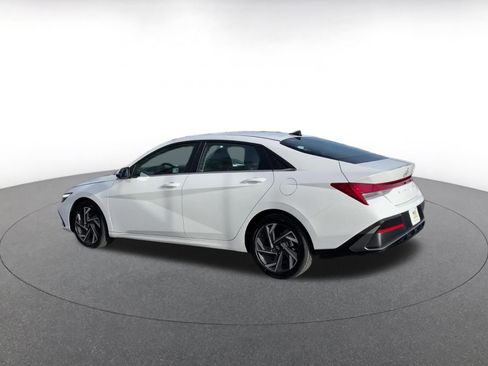 Used 2025 Hyundai Elantra Limited image 10