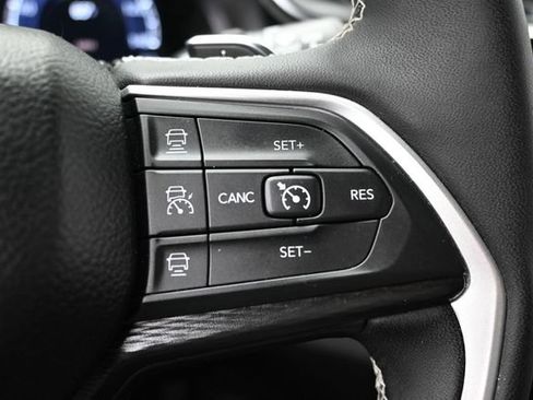 Used 2025 Jeep Grand Cherokee Altitude AWD/4WD image 27