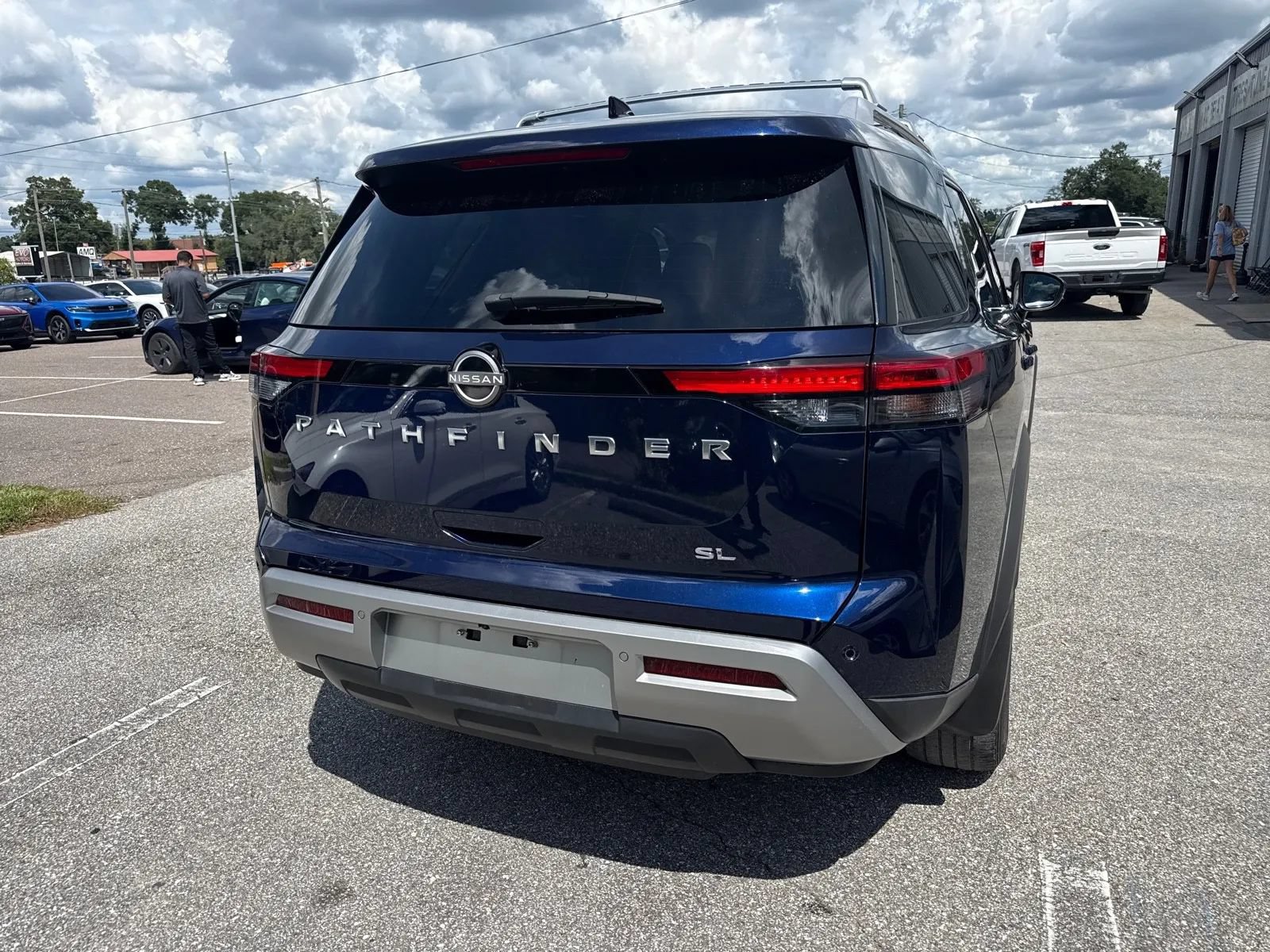 Used 2023 Nissan Pathfinder SL FWD image 8
