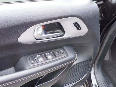 Used 2025 Chrysler Pacifica Limited FWD image 17