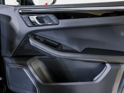 Certified 2025 Porsche Macan image 27