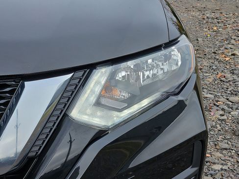 Used 2018 Nissan Rogue SV image 9