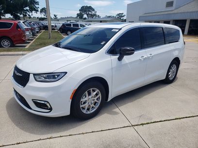 New 2025 Chrysler Pacifica Select