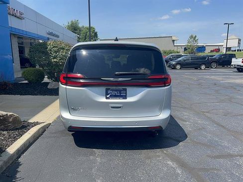 Used 2024 Chrysler Pacifica Touring-L FWD image 6