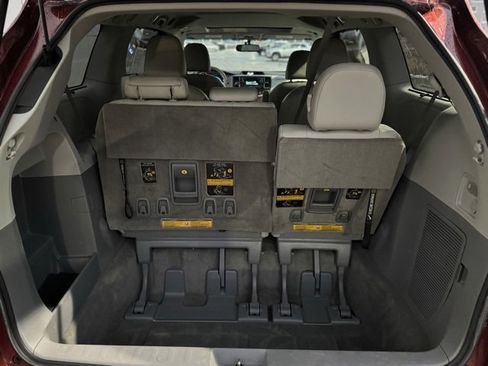 Used 2013 Toyota Sienna XLE image 40
