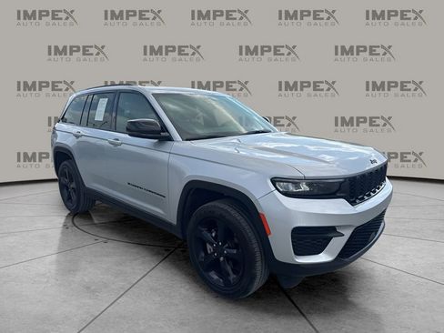 Used 2024 Jeep Grand Cherokee Altitude image 7