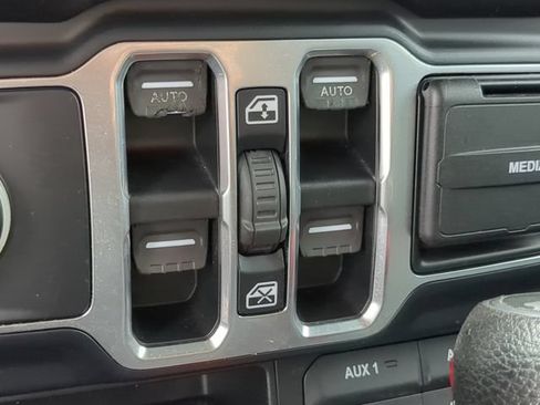Used 2018 Jeep Wrangler Unlimited Sahara AWD/4WD image 20
