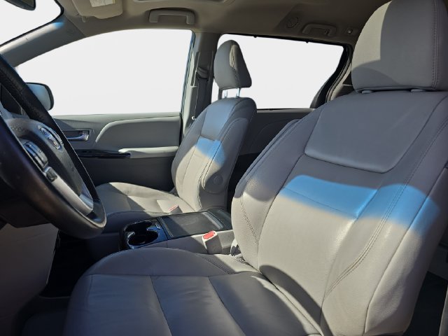 Used 2017 Toyota Sienna XLE FWD image 19