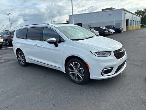 Used 2026 Chrysler Pacifica Pinnacle AWD/4WD image 2