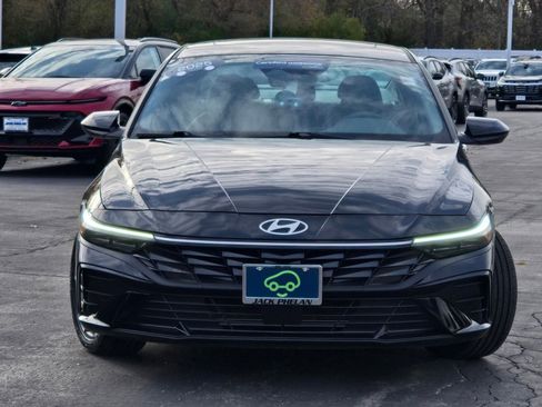 Used 2025 Hyundai Elantra SEL image 3