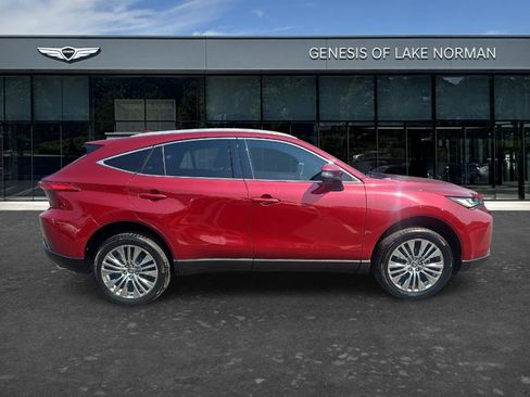 Used 2022 Toyota Venza XLE AWD/4WD image 4