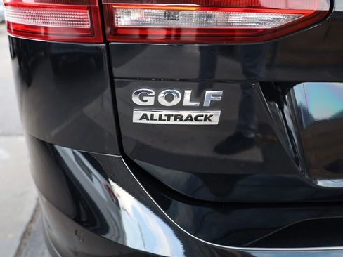 Used 2017 Volkswagen Golf S image 7