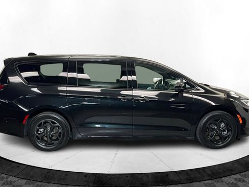 Used 2024 Chrysler Pacifica Limited w/ Uconnect Theater Family Group image 6