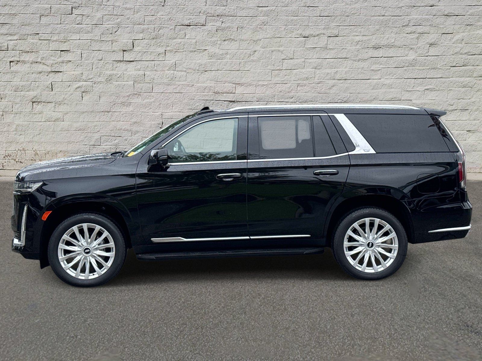 Used 2023 Cadillac Escalade Luxury RWD image 2