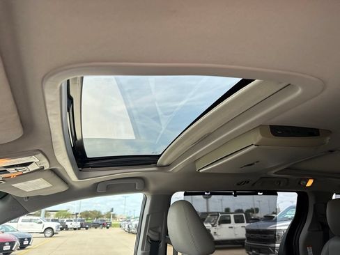 Used 2017 Toyota Sienna Limited AWD/4WD image 6