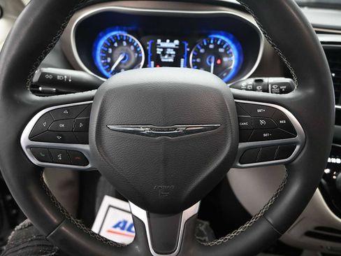 Used 2022 Chrysler Voyager LX image 10