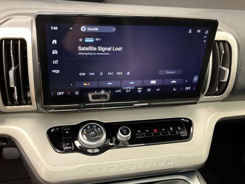 Used 2025 Ford Expedition Active AWD/4WD image 25