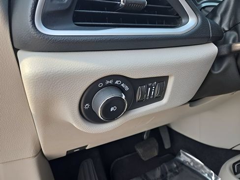Used 2023 Chrysler Pacifica Touring-L FWD image 20