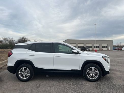 Used 2024 GMC Terrain SLE image 4