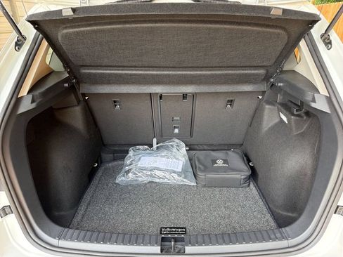 Used 2025 Volkswagen Taos SE w/ Panoramic Sunroof Package FWD image 33