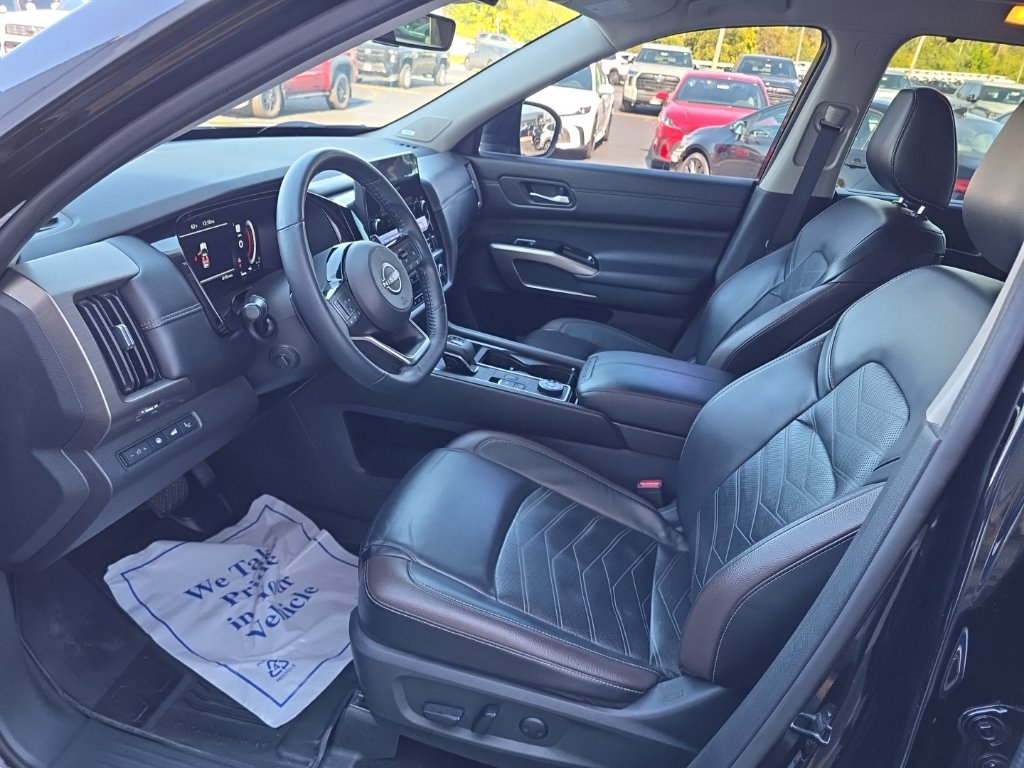 Used 2024 Nissan Pathfinder Platinum AWD/4WD image 15