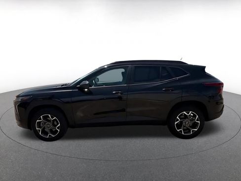 Used 2025 Chevrolet Trax LT w/ LT Convenience Package FWD image 9