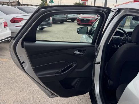 Used 2017 Ford Focus SE FWD image 19