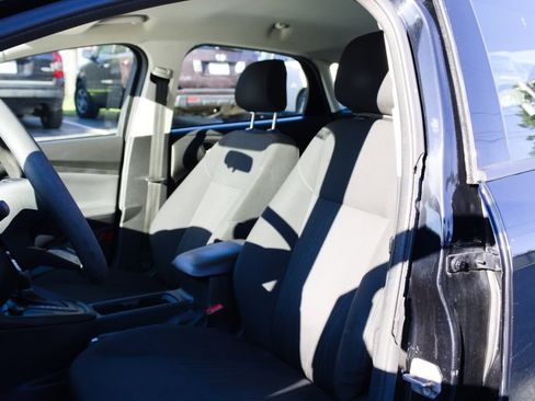 Used 2018 Ford Focus SE FWD image 12