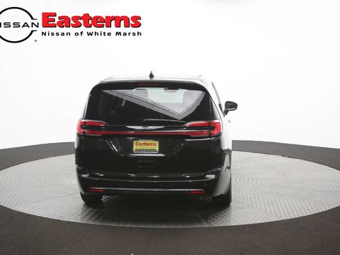 Used 2023 Chrysler Pacifica Touring-L FWD image 40