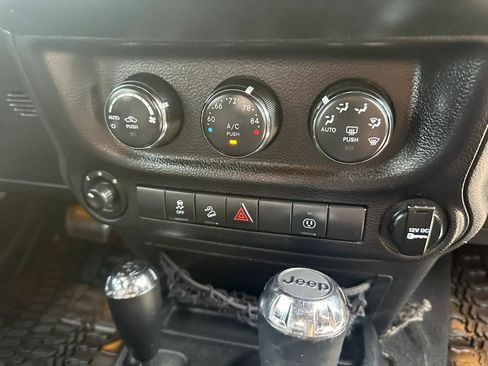 Used 2014 Jeep Wrangler Unlimited Rubicon w/ Connectivity Group AWD/4WD image 25